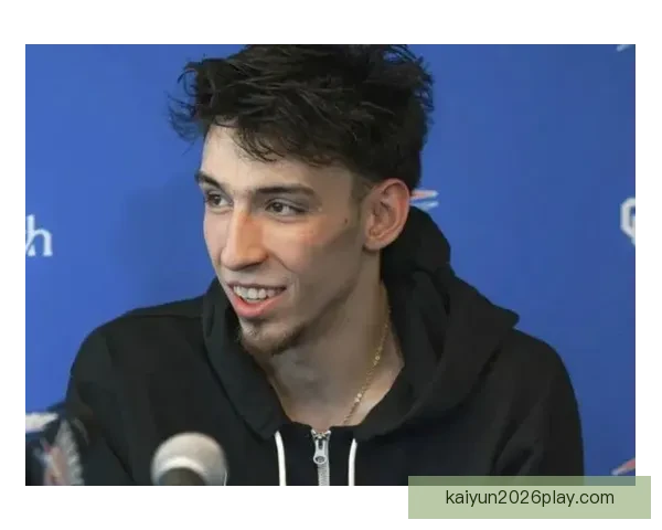 霍姆格伦社媒头像变身中东风格形象引发关注与讨论